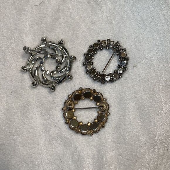 3 Beautiful round brooches  - Picture 2 of 2